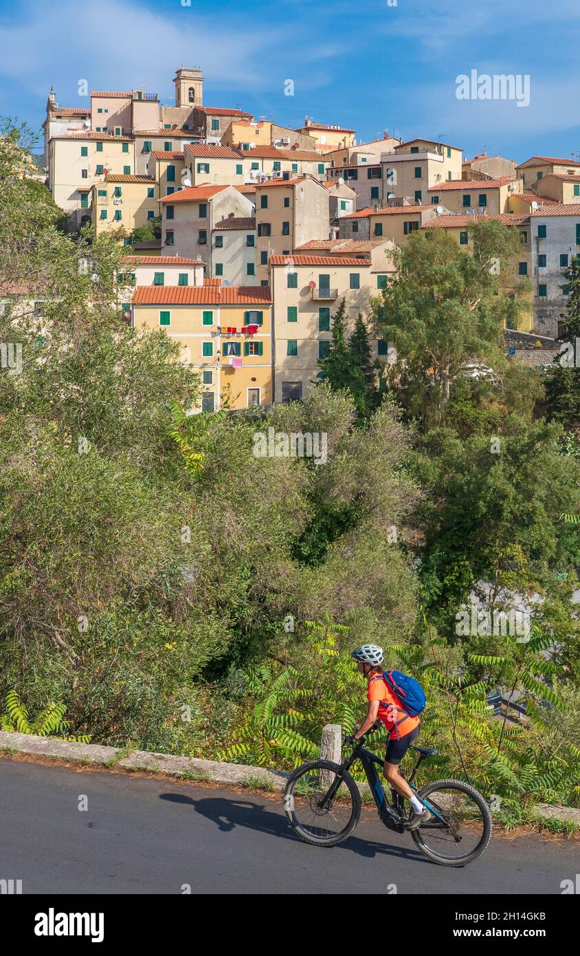 Bella donna attiva che esplora il bellissimo villaggio di Rio nella` Elba, sull'isola d'Elba, Toscana, Italia Foto Stock