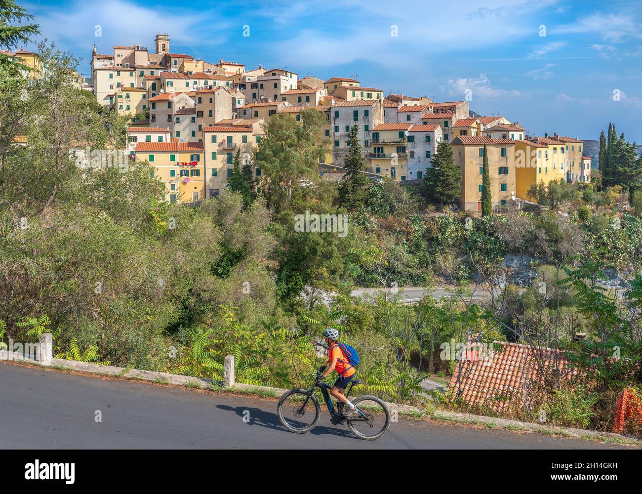 Bella donna attiva che esplora il bellissimo villaggio di Rio nella` Elba, sull'isola d'Elba, Toscana, Italia Foto Stock