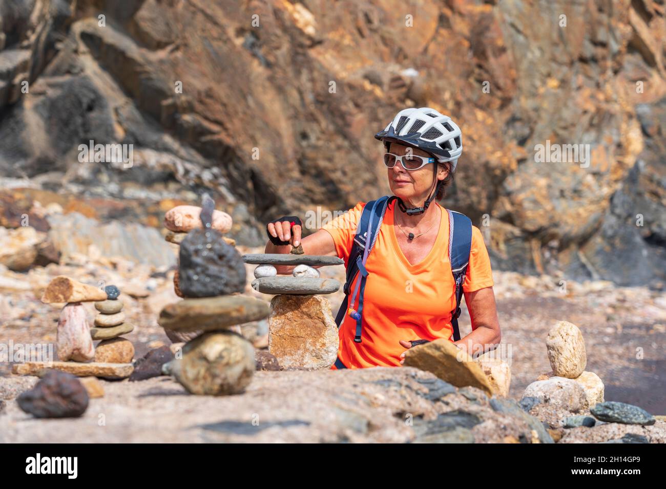 Bella donna, che ha una pausa durante un viaggio in bicicletta sull'isola d'Elba nel mediterraneo in Toscana, Italia Foto Stock