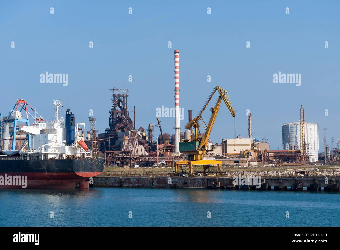 Porto commerciale di Piombino, Toscana, Italia Foto Stock