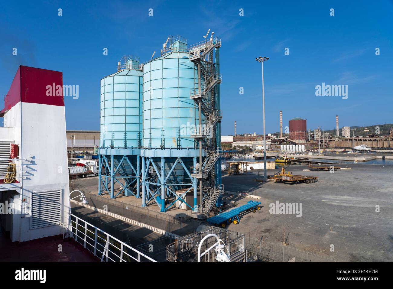 Porto commerciale di Piombino, Toscana, Italia Foto Stock