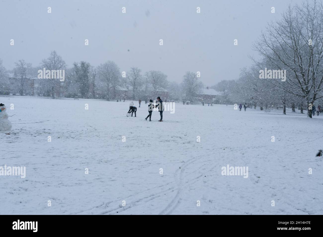 Bambini che giocano nella neve Foto Stock