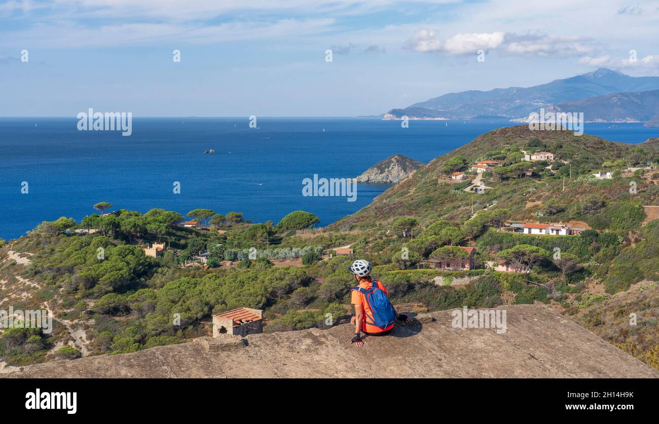 Bella donna, che ha una pausa durante un viaggio in bicicletta sull'isola d'Elba nel mediterraneo in Toscana, Italia Foto Stock