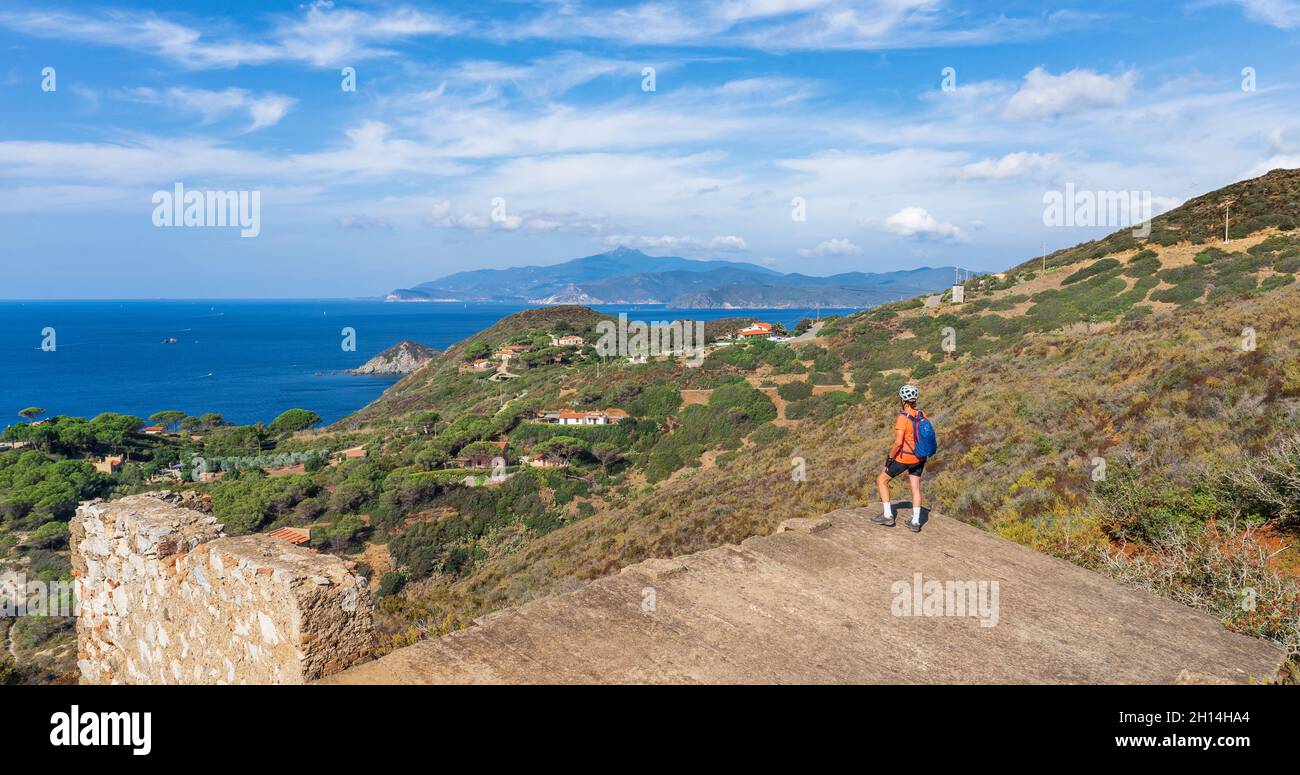 Bella donna, che ha una pausa durante un viaggio in bicicletta sull'isola d'Elba nel mediterraneo in Toscana, Italia Foto Stock
