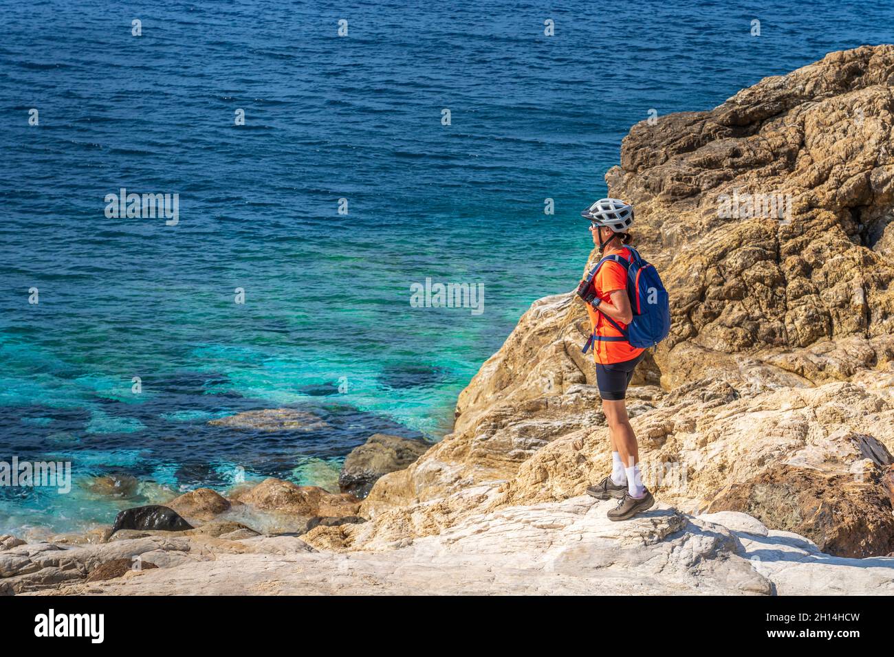 Bella donna, che ha una pausa durante un viaggio in bicicletta sull'isola d'Elba nel mediterraneo in Toscana, Italia Foto Stock