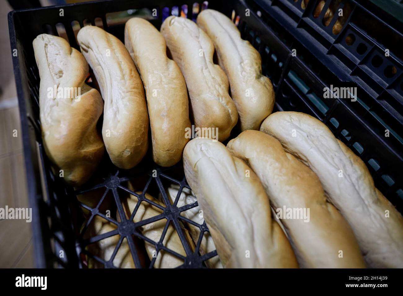 Profondità di campo poco profonda (fuoco selettivo) immagine con pane a basso costo in un mercato rurale rumeno. Foto Stock