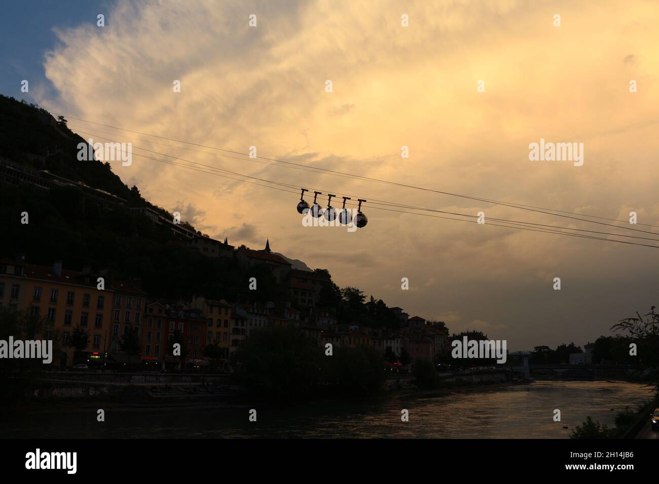 Grenoble Cable Cars fino alla montagna al tramonto. Foto Stock