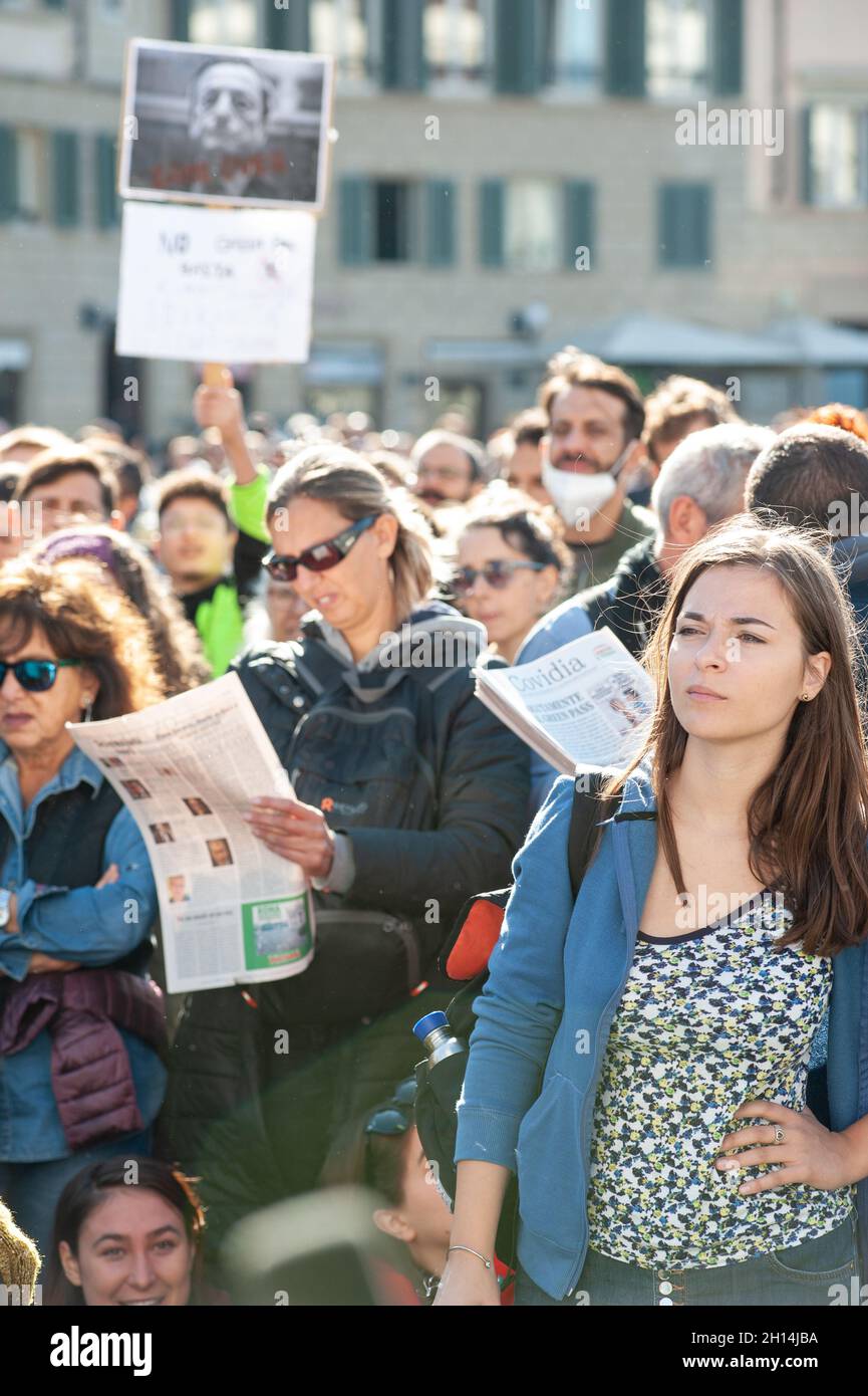 Firenze, Italia - Ottobre 15: Covid-19, proteste nazionali come l'Italia rende il Health Pass obbligatorio nel luogo di lavoro. Partecipanti non identificati durante t Foto Stock