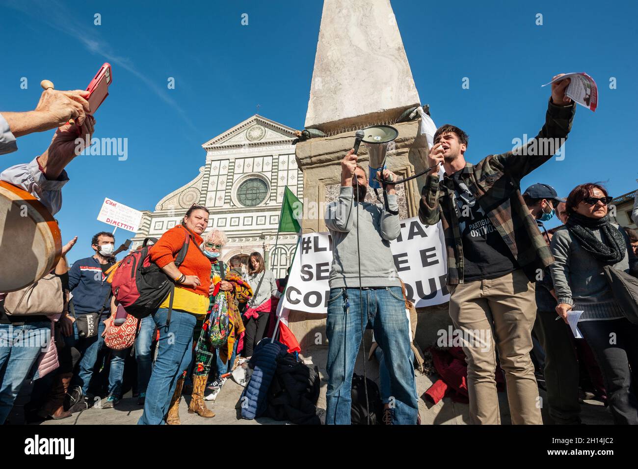 Firenze, Italia - Ottobre 15: Covid-19, proteste nazionali come l'Italia rende il Health Pass obbligatorio nel luogo di lavoro. No Green Pass Sit-in a S. Maria N. Foto Stock