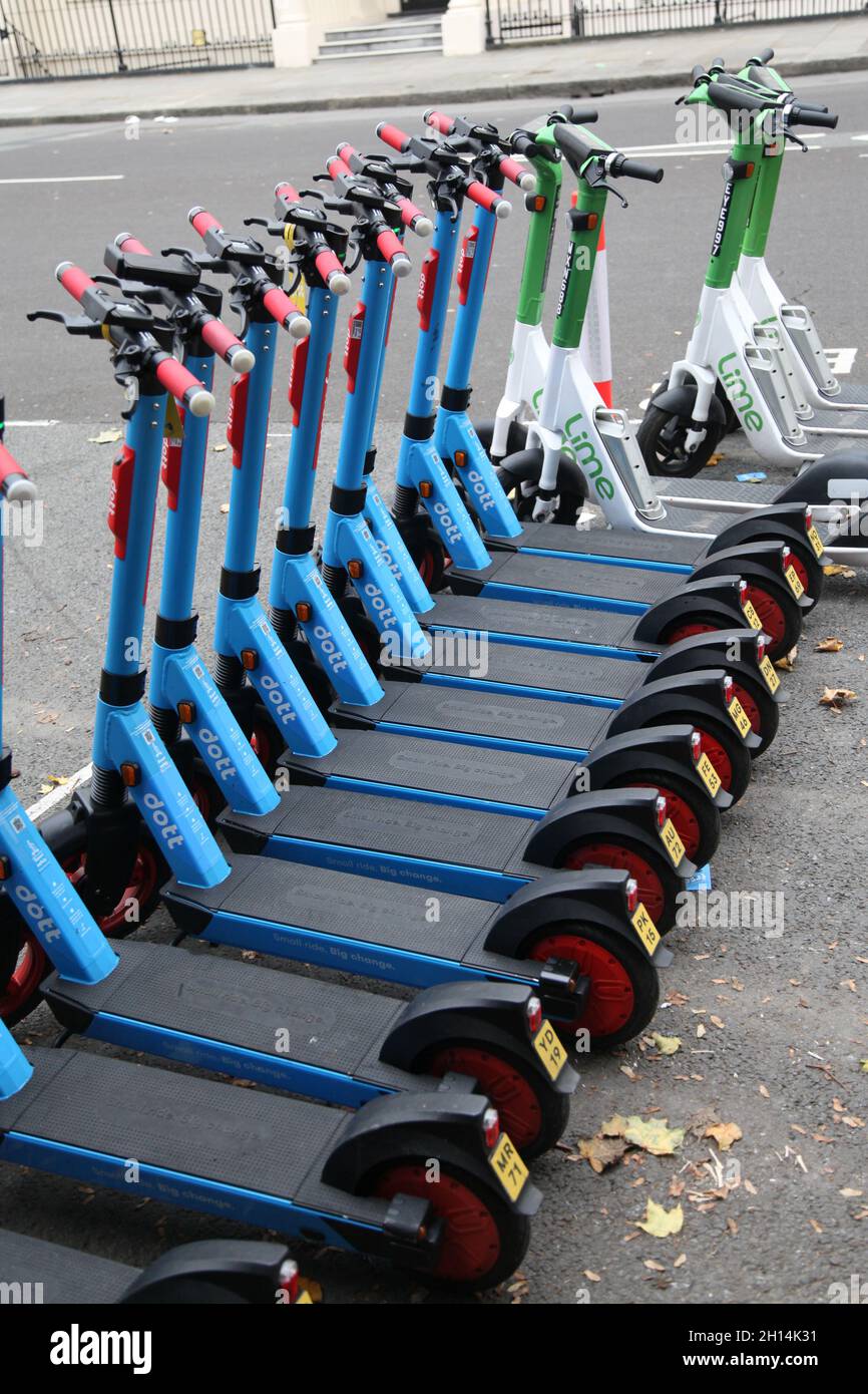 Calce and Dott Electric Scooters 'escooter' a noleggio nel centro di Londra, EV per il noleggio, Inghilterra, ottobre 2021 Foto Stock