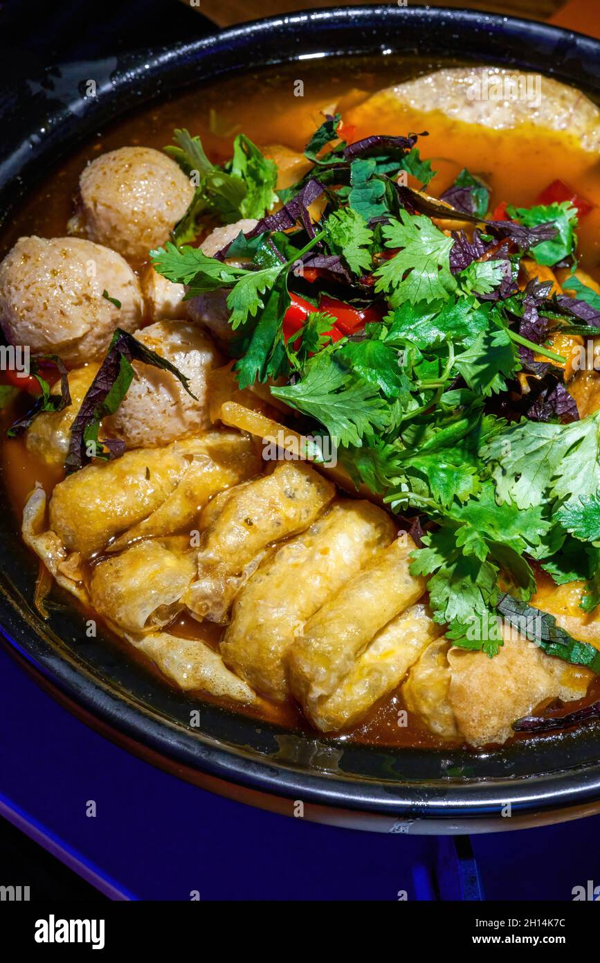 Un delizioso piatto guangxi cinese speciale, lumache e piedi d'anatra in vaso di argilla Foto Stock