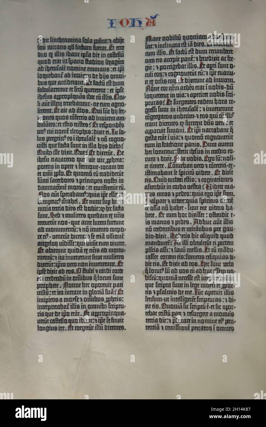 Una delle pagine della Bibbia di Gutenberg, nota anche come Bibbia a 42 righe stampata sul vellum dalla tipografia medievale tedesca Johannes Gutenberg nel 1454-1455, ora di proprietà dello Staatsbibliothek zu Berlin (Biblioteca di Stato di Berlino) in mostra alla mostra 'tardo gotico' nel Berliner Gemäldegalerie (Galleria fotografica di Berlino) a Berlino, Germania. Foto Stock