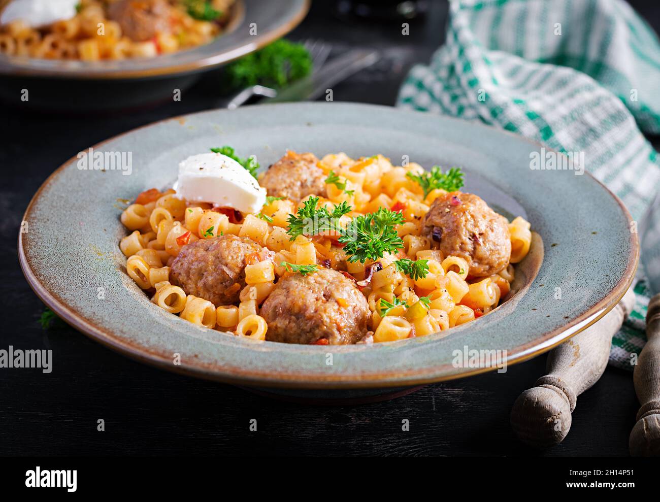 Ditalini tradizionale italiana con polpette in salsa di pomodoro e verdure in ciotola. Ditalini pasta e polpette di manzo con salsa di pomodoro marinara. Foto Stock