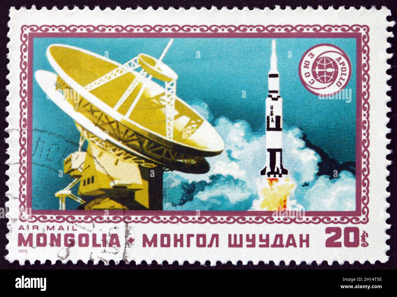 MONGOLIA - CIRCA 1975: Un francobollo stampato in Mongolia mostra Radar e Apollo, Apollo Soyuz Space Test Project, cooperazione spaziale, circa 1975 Foto Stock