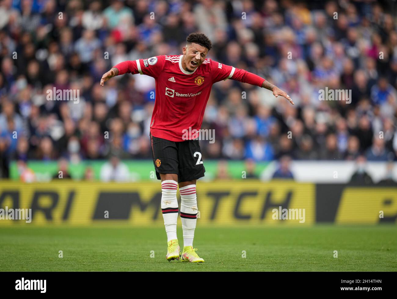 Leicester, Regno Unito. 16 ottobre 2021. Jadon Sancho of Man Utd mostra la sua frustrazione durante la partita della Premier League tra Leicester City e Manchester United al King Power Stadium di Leicester, Inghilterra, il 16 ottobre 2021. Foto di Andy Rowland. Credit: Prime Media Images/Alamy Live News Foto Stock