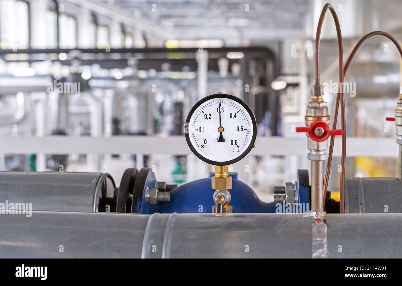Manometro per misurare la pressione del gas in un gasdotto. Caldaia a gas  attrezzature in camera Foto stock - Alamy