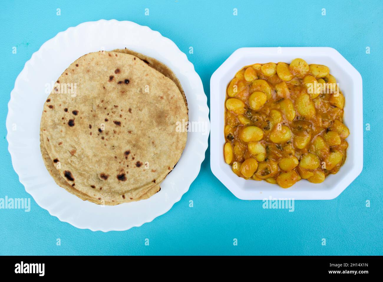 Autentico e semplice pranzo indiano Roti con Vaal curry. Pane piatto indiano con fagiolo di Fava o curry di fagiolo. Foto Stock