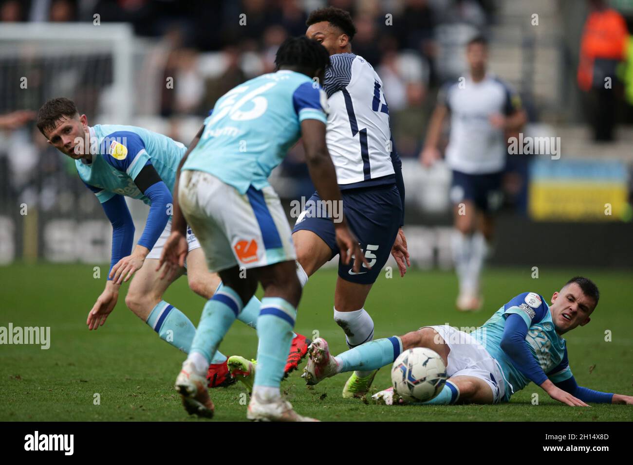 Deepdale Stadium, Preston, Lancashire, Regno Unito. 16 ottobre 2021. EFL Championship Football, Preston North End Versus Derby County; Louis Watson of Derby County scivola per affrontare Josh Murphy of Preston North End Credit: Action Plus Sports/Alamy Live News Foto Stock