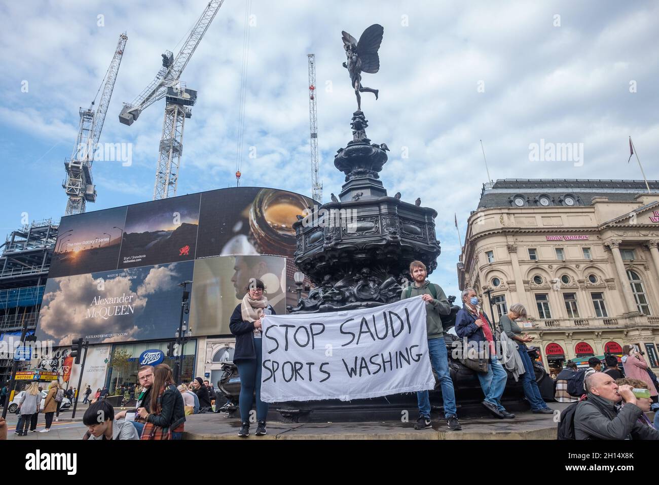 Londra, Regno Unito. 16 ottobre 2021. La campagna di Londra contro il commercio di armi protesta a Erost su Piccadilly Circus vicino alla sede centrale di Formula uno di Londra contro il Gran Premio che si terrà in Arabia Saudita a dicembre. Dicono che l’Arabia Saudita ha un record spaventoso di diritti umani e non dovrebbe essere in grado di eliminare la repressione dei propri cittadini o i terribili risultati degli attacchi a guida Saudita contro lo Yemen, e che la F1 dovrebbe porre fine alla sua associazione con il paese. Peter Marshall/Alamy Live News Foto Stock