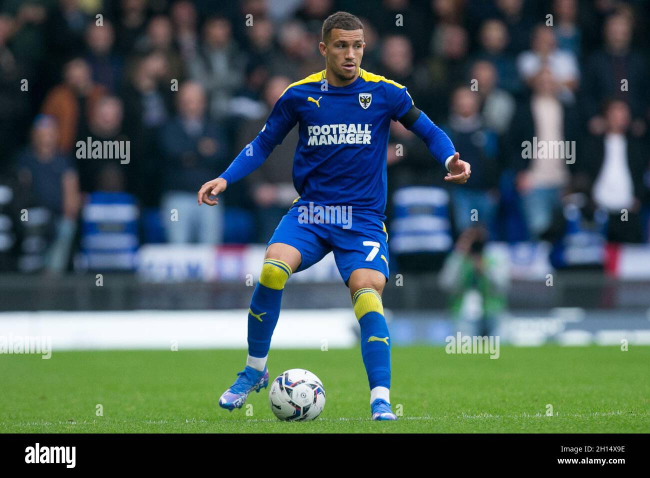 LONDRA, REGNO UNITO. 16 OTTOBRE Cheye Alexander di AFC Wimbledon controlla la palla durante la partita della Sky Bet League 1 tra AFC Wimbledon e Sheffield Mercoledì al Pought Lane Stadium, Londra Sabato 16 ottobre 2021. (Credit: Federico Maranesi | MI News) Credit: MI News & Sport /Alamy Live News Foto Stock