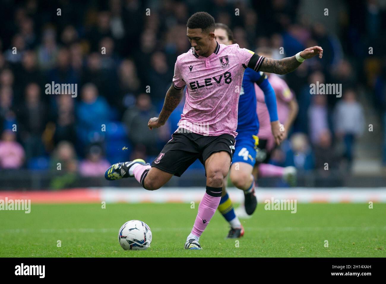 LONDRA, REGNO UNITO. 16 OTTOBRE Liam Palmer di Sheffield Mercoledì controlla la palla durante la partita Sky Bet League 1 tra AFC Wimbledon e Sheffield Mercoledì al Poought Lane Stadium, Londra Sabato 16 ottobre 2021. (Credit: Federico Maranesi | MI News) Credit: MI News & Sport /Alamy Live News Foto Stock