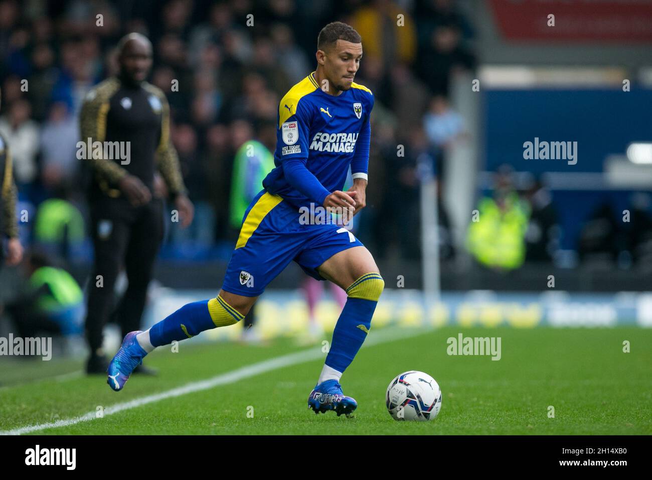 LONDRA, REGNO UNITO. 16 OTTOBRE Cheye Alexander di AFC Wimbledon controlla la palla durante la partita della Sky Bet League 1 tra AFC Wimbledon e Sheffield Mercoledì al Pought Lane Stadium, Londra Sabato 16 ottobre 2021. (Credit: Federico Maranesi | MI News) Credit: MI News & Sport /Alamy Live News Foto Stock