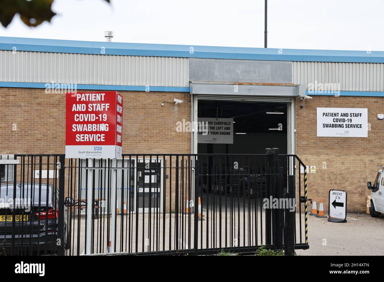 Officina di garage trasformata in 19 unità Covid nel servizio di swabbing Warwick UK Foto Stock