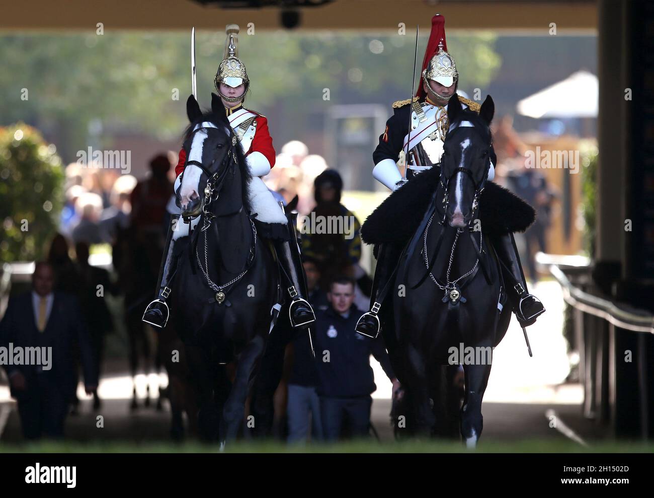 La Guardia reale conduce i fantini davanti alla Qipco British Champions Long Distance Cup durante la Qipco British Champions Day all'ippodromo di Ascot. Data foto: Sabato 16 ottobre 2021. Foto Stock