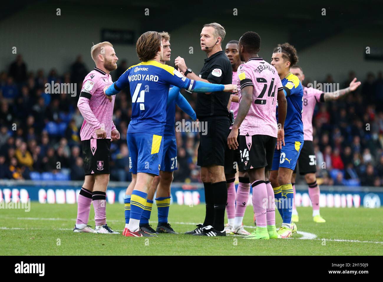 Kingston, Regno Unito. 16 ottobre 2021. Sheffield Mercoledì i giocatori corona intorno all'arbitro in protesta a Kingston, Regno Unito il 10/16/2021. (Foto di Arron Gent/News Images/Sipa USA) Credit: Sipa USA/Alamy Live News Foto Stock