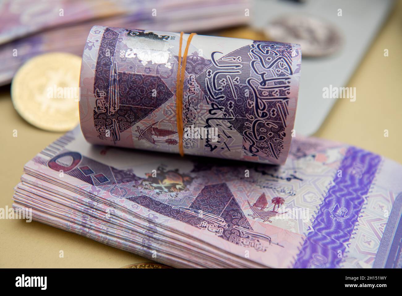 Valuta del Qatar Newley ha lanciato le banconote. Qatari Riyal ,Note,500 su sfondo laptop. Concetto di business e finanza Foto Stock