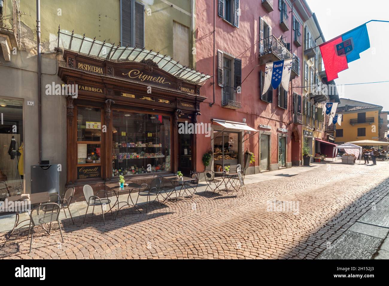 Alba, Cuneo, Italia - 12 ottobre 2021: Via Vittorio Emanuele, via  principale Alba (via Maestra), con la storica pasticceria Cignetti (dal  1878 Foto stock - Alamy