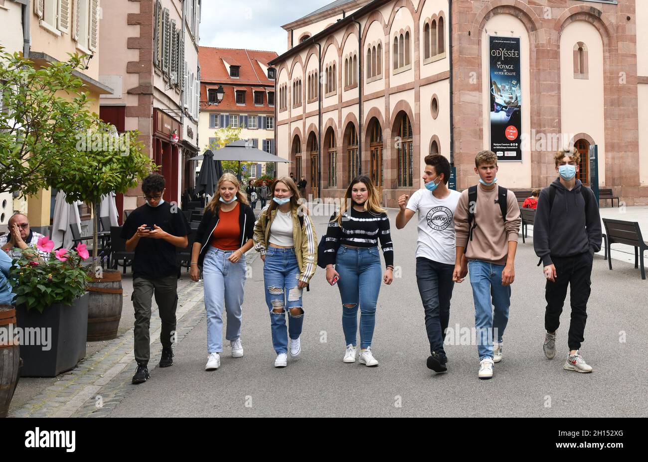 Adolescenti che indossano maschere Covid tornano a casa dalla scuola universitaria in Francia, Europa 2021. alunni studenti adolescenti giovani adolescenti adolescenti Foto Stock