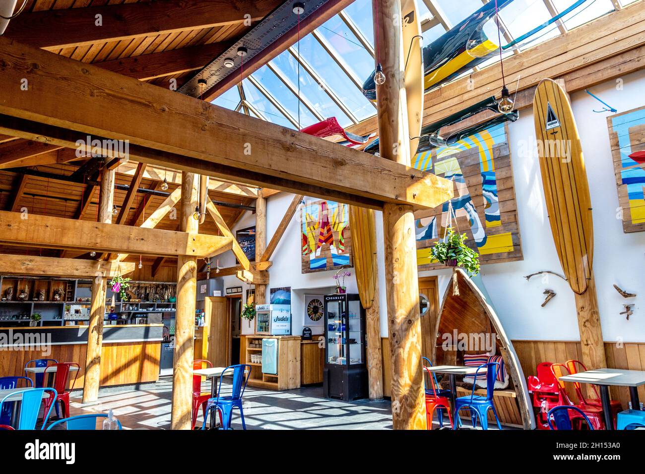 Interor decorato con tavole da surf al Surf Beach Bar, Sennen Cove, Penwith Peninsula, Cornovaglia, Regno Unito Foto Stock