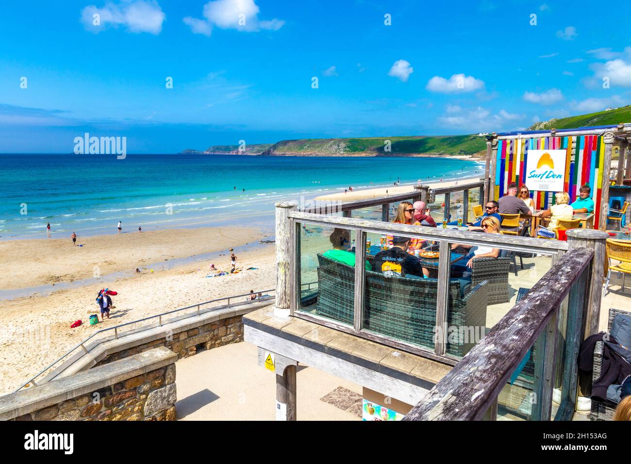 Terrazza con vista sul mare e sulla spiaggia al Surf Beach Bar, Sennen Cove, Penwith Peninsula, Cornovaglia, Regno Unito Foto Stock