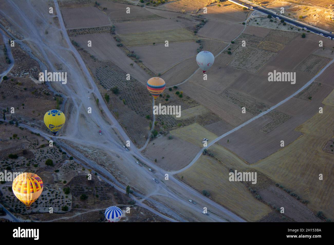 Cappadocia, Nevsehir, Turchia-Settembre-2021: Cielo blu e mongolfiere. Camini fata. Conosciuto come 'Kapadokya' in Turchia Foto Stock