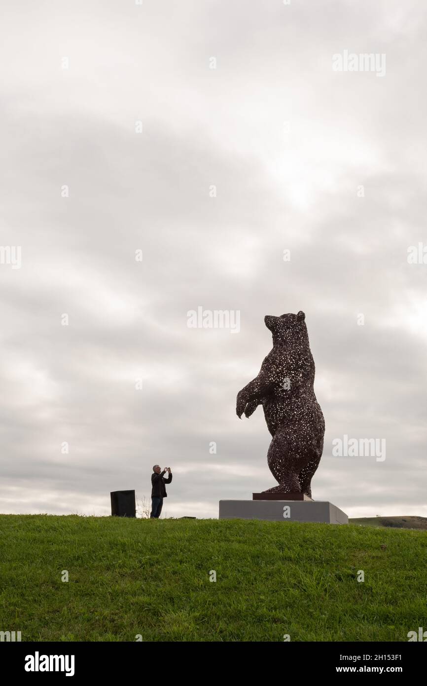 La scultura dell'orso marrone di DunBear di Andy Scott, DunBear Park, Dunbar, East Lothian, Scozia, REGNO UNITO Foto Stock