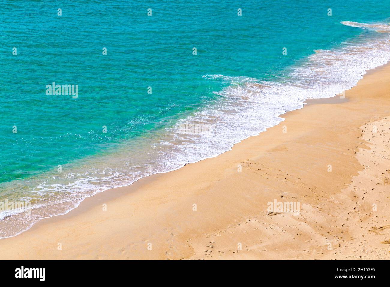 Azure acqua e sabbia a Gwynver Beach vicino a Sennen, Penwith Peninsula, Cornovaglia, Regno Unito Foto Stock
