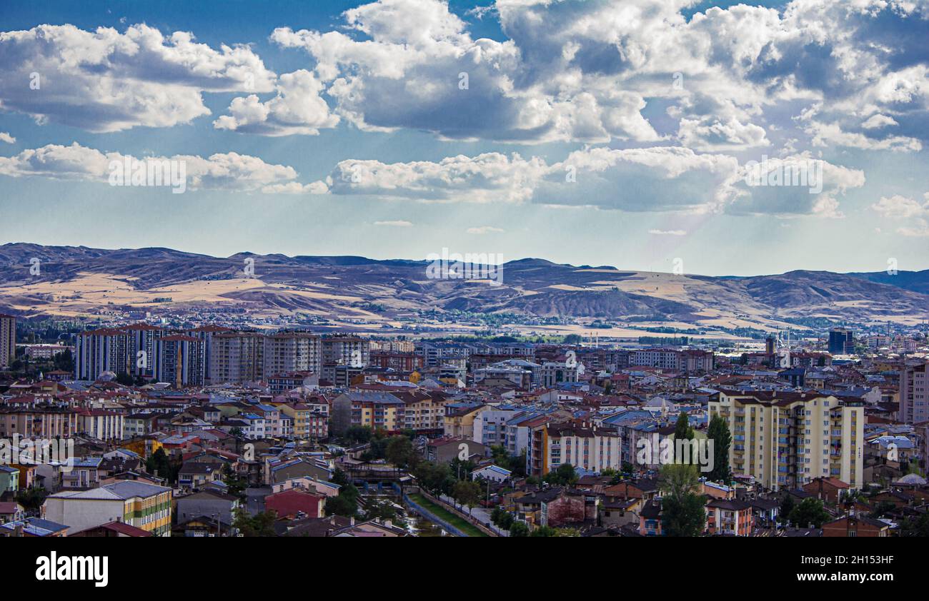 Yigitler,Sivas,Turkey-Settembre-Lunedi-2021: Giorno nuvoloso e paesaggio urbano. I raggi del sole penetrano attraverso le nuvole. Cerchi. Vista dall'alto del centro città di Sivas Foto Stock