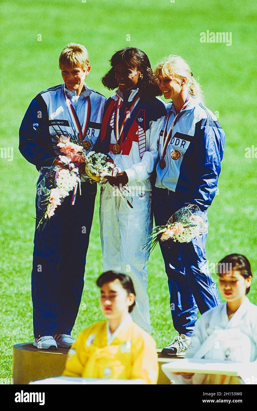 Jackie Joyner-Kersee (USA) vince la medaglia d'oro nell'eptathlon ai Giochi Olimpici estivi del 1988 con Sabine John (GDR) L argento e Anke Behmer (GDR) bronzo. Foto Stock