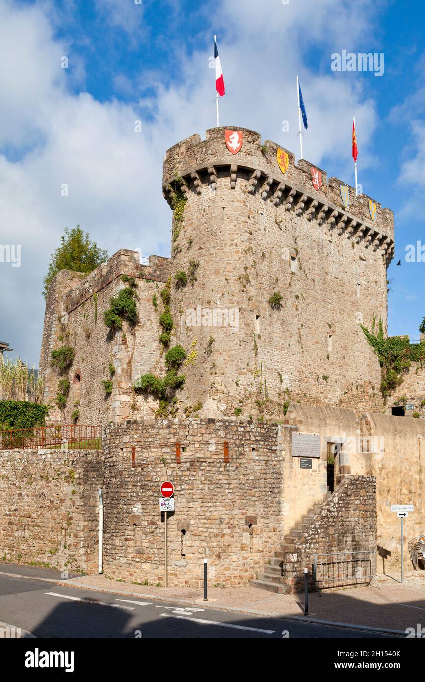 Avranches, Francia - Ottobre 13 2021: Torre del lungomare (Tour du Promenoir) del Castello di Avranches, un ex castello fortificato dalla metà degli anni dieci Foto Stock