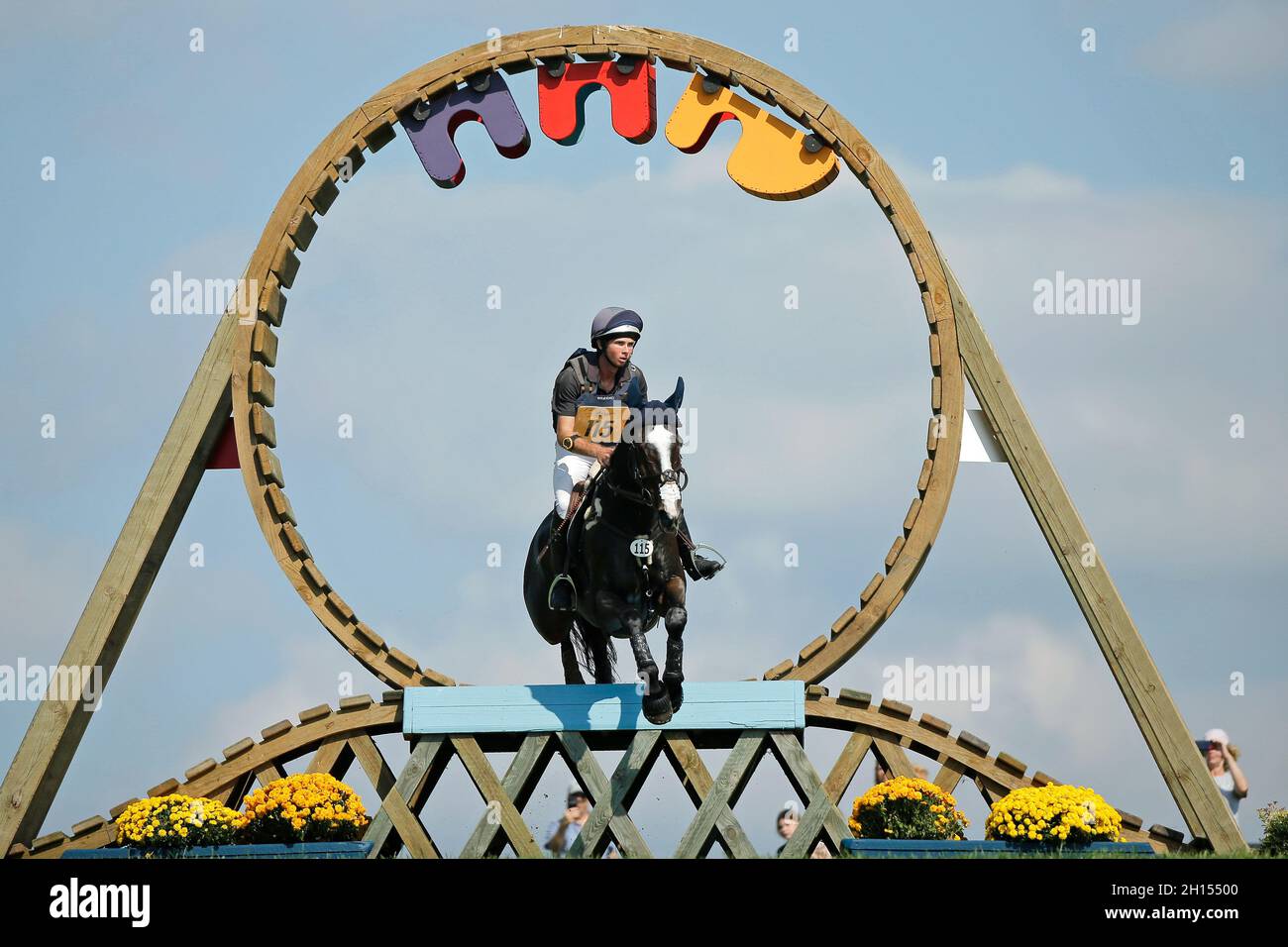 Fair Hill, MD, USA. 16 ottobre 2021. 16 ottobre 2021: Compete durante il Cross Country Test al livello 5* durante il Maryland Five-Star alla Fair Hill Special Event zone di Fair Hill, Maryland, il 16 ottobre 2021. Jon Durr/Eclipse Sportswire/CSM/Alamy Live News Foto Stock