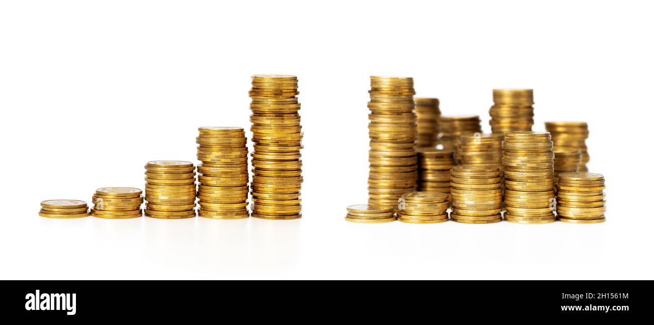 Pila di monete d'oro salite. Concetto di successo del profitto, crescita del denaro, buon investimento. Isolato su sfondo bianco. Foto Stock