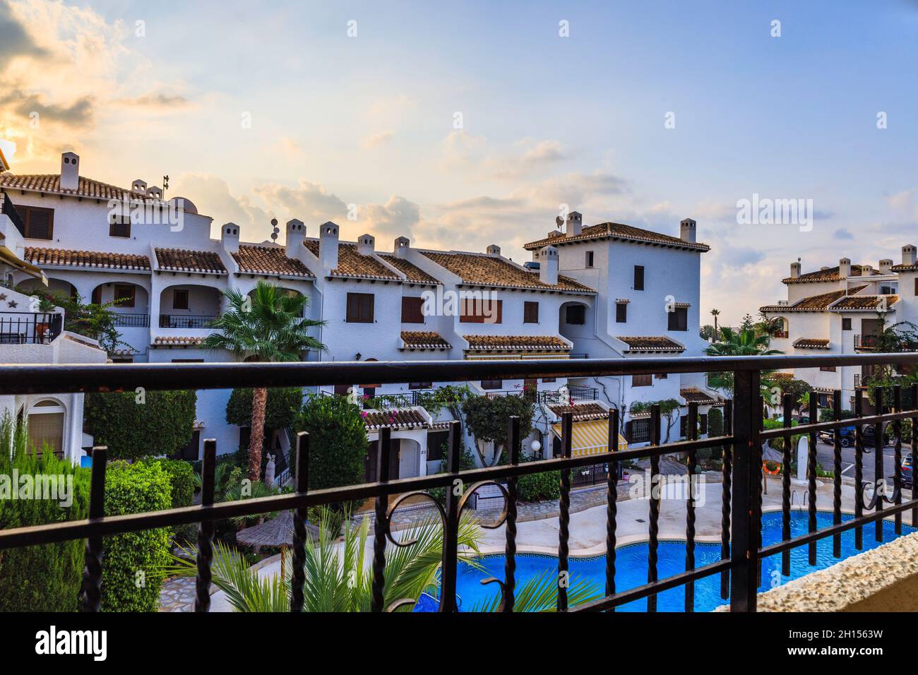 Vista dal balcone agli appartamenti in Spagna Foto Stock