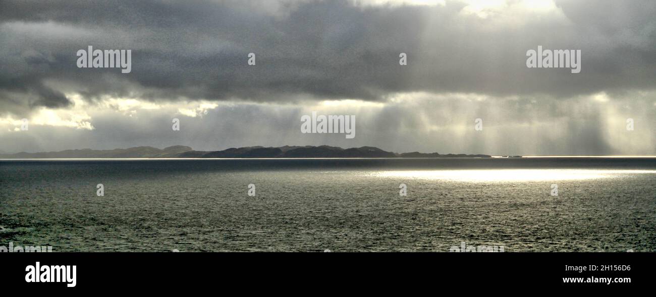 Cieli spettacolari sulle Isole Ebridi Foto Stock