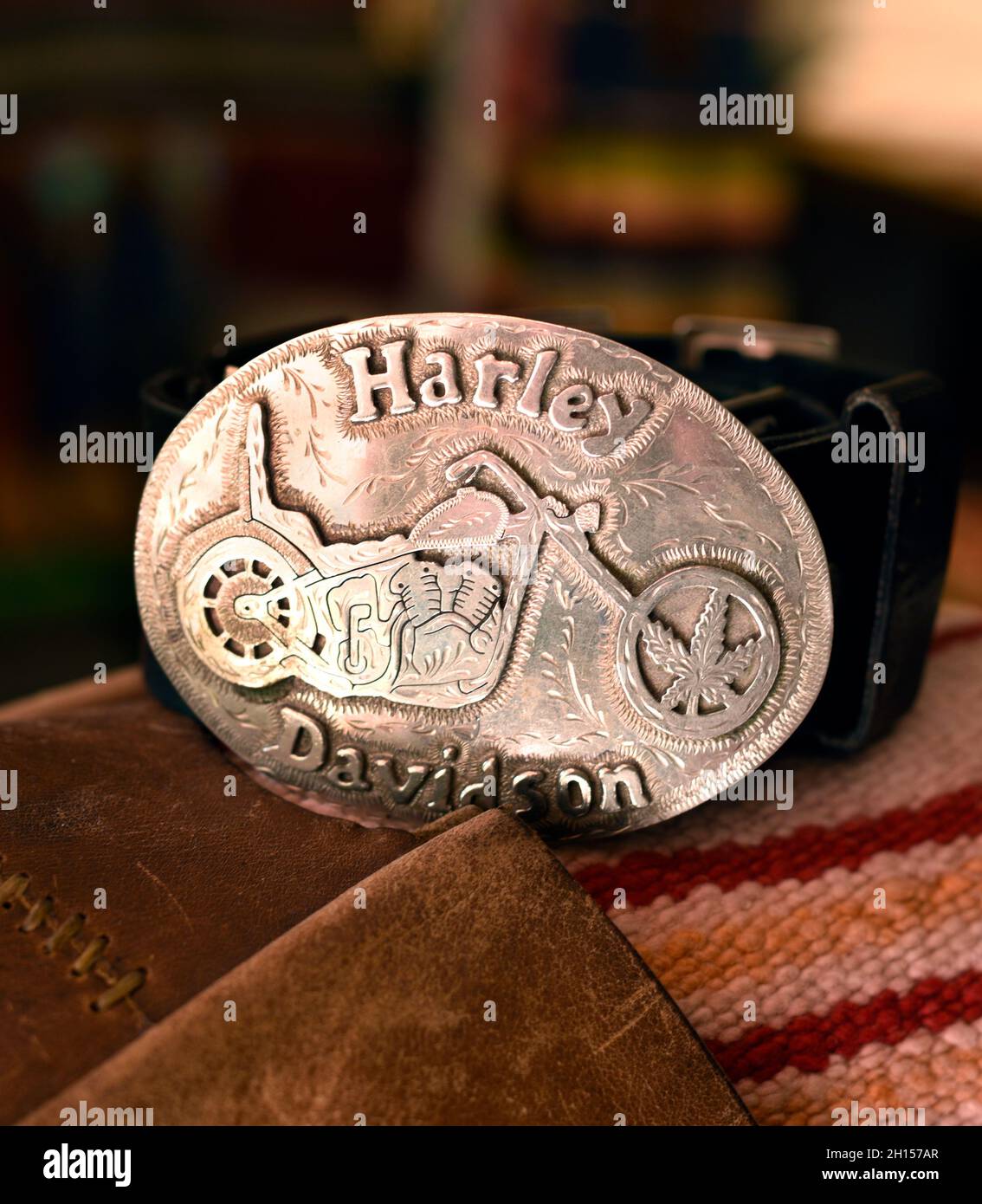Fibbia della cintura in argento personalizzata con impresso l'immagine di  una motocicletta Harley Davidson Foto stock - Alamy