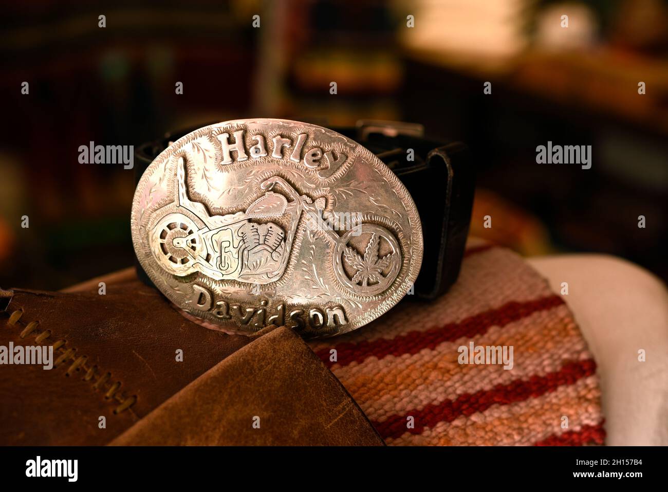 Fibbia della cintura in argento personalizzata con impresso l'immagine di una motocicletta Harley Davidson. Foto Stock