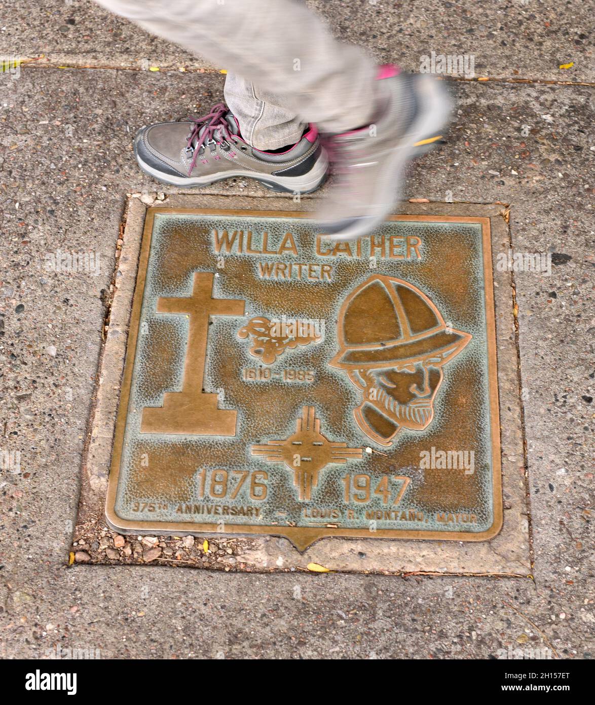 Un pennarello commemorativo in metallo in onore dello scrittore americano Willa Cather incorporato nel marciapiede di fronte al New Mexico Museum of Art di Santa Fe. Foto Stock