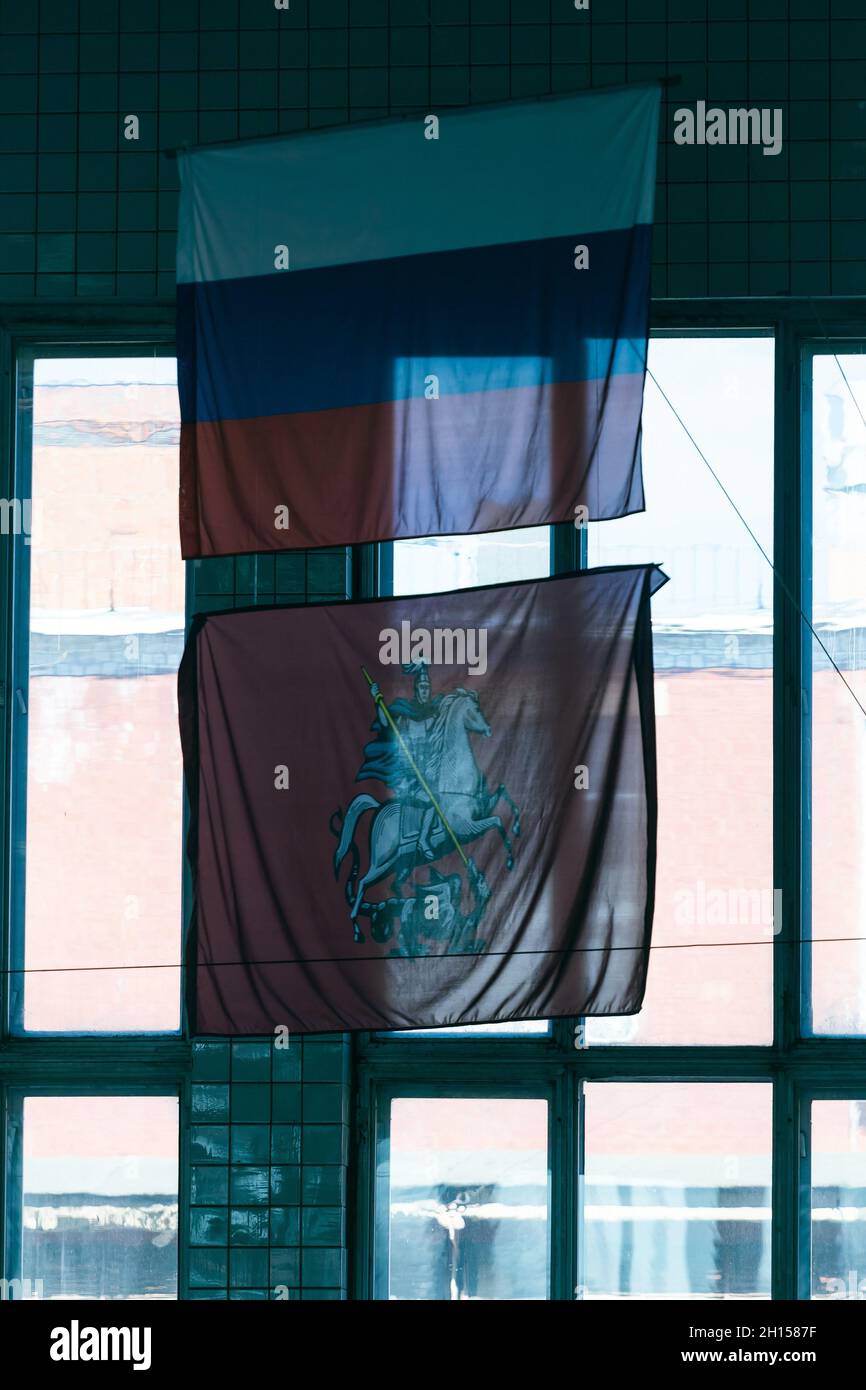 Mosca, Russia. 19 Aprile 2019. Le bandiere sono viste durante il festival. La piscina del Centro Olimpico di Sport acquatici di Mosca ha ospitato l'ultimo campionato di nuoto del Distretto Centrale della Guardia Nazionale. Credit: SOPA Images Limited/Alamy Live News Foto Stock