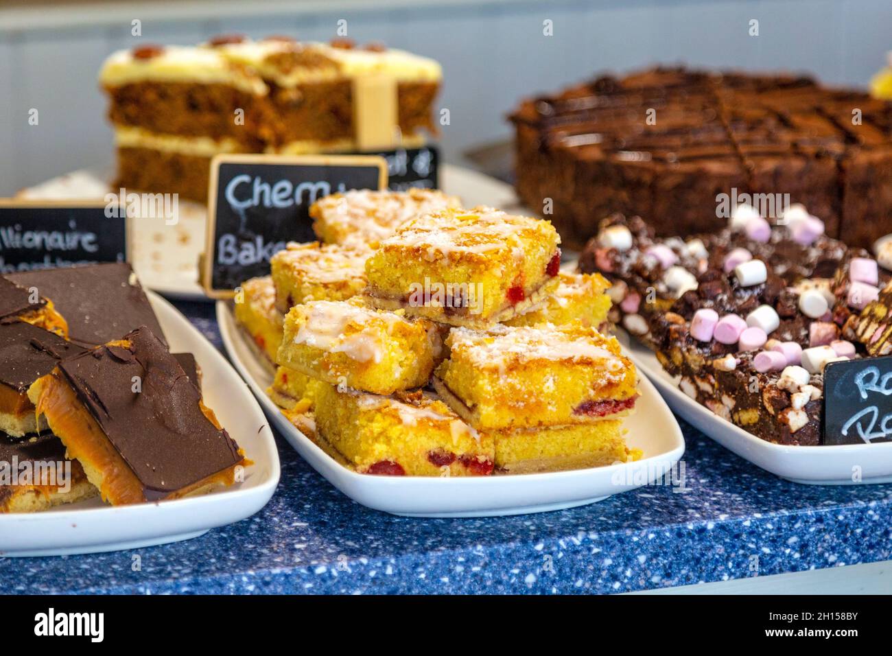 Fette di torta di Cherry bakewell al Lamorna Cove Cafe, Lamorna, Cornovaglia, Regno Unito Foto Stock