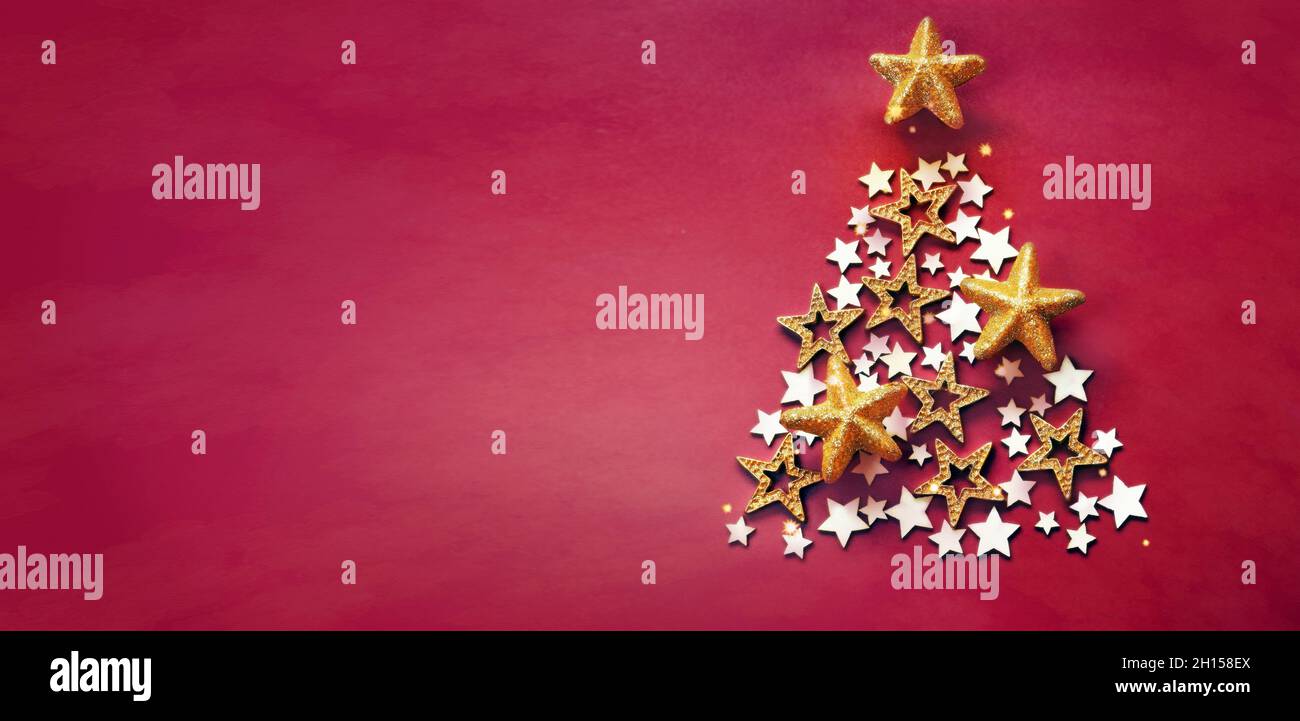 Natale e Capodanno sfondo rosso con albero di Natale fatto di stelle dorate e legno Foto Stock
